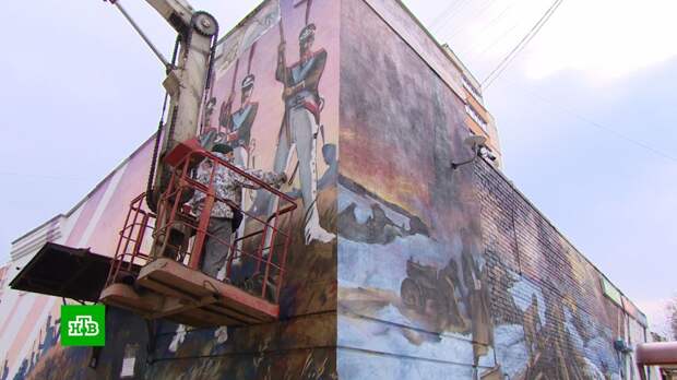 Можайский художник на самоизоляции расписывает фасады домов