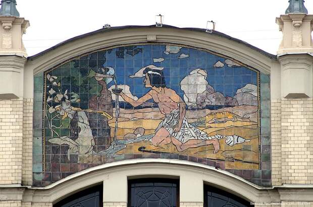 Майоликовое панно «Жажда» на фасаде гостиницы «Метрополь»