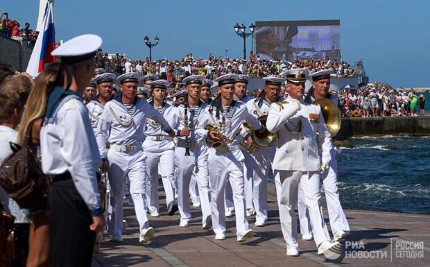 Военнослужащие во время военно-морского парада в честь празднования Дня Военно-морского флота России в Севастополе. 30 июля 2017