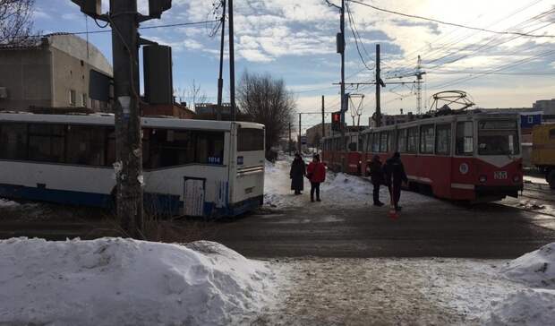 В центре Омска автобус врезался в трамвай