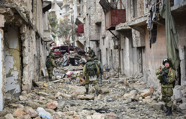 Военные инженеры сводного отряда Международного противоминного центра Вооруженных Сил РФ во время работ по разминированию восточных районов Алеппо