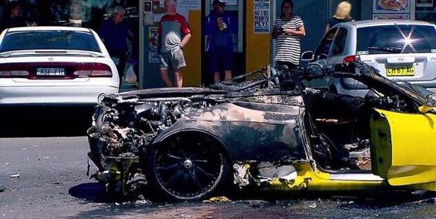 Пока владелец Ferrari тушил авто, у него украли деньги и ноутбук