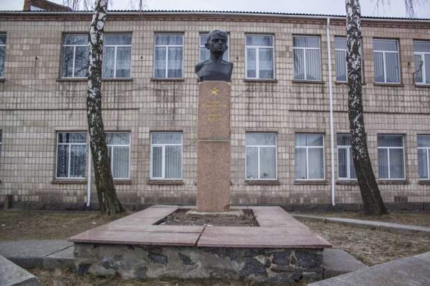 Бюст Вале Котику перед его школой в Шепетовке