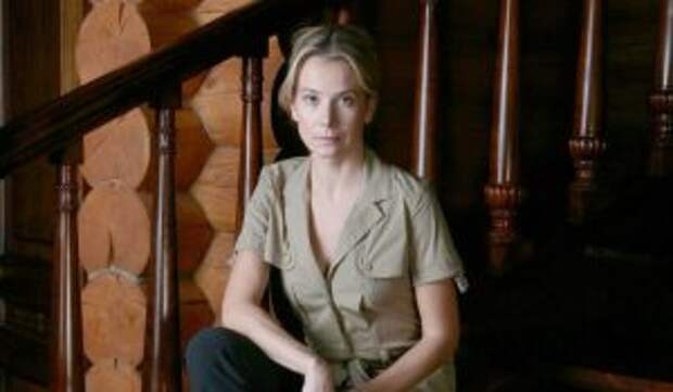 Бледная Высоцкая в подвенечном наряде напугала своим скрюченным видом