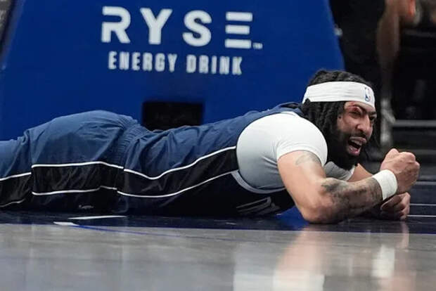 Энтони Дэвис получил в глаз от одноклубника и теперь будет носить очки всю карьеру