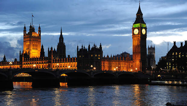 Вид на Вестминстерский дворец и Часовую башню с часами Биг-Бен в Лондоне