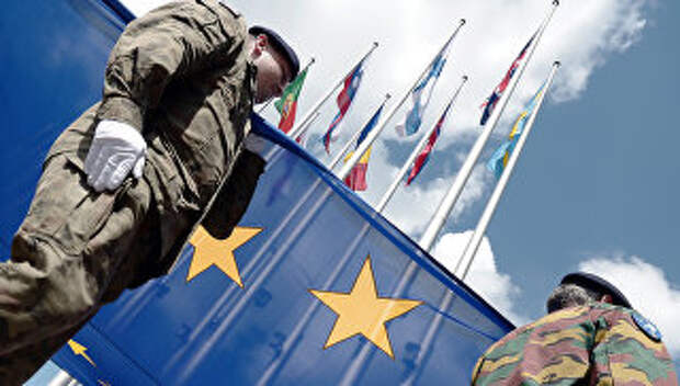 Солдаты отряда Еврокорпуса c флагом ЕС. Архивное фото