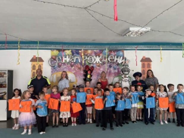 Сотрудники управления Госавтоинспекции Тульской области в Международный день светофора провели профилактическое мероприятие на базе детского сада «Светофорик»