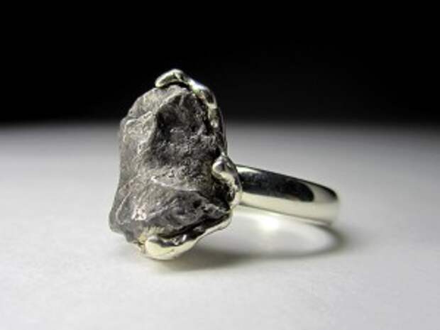 Кольцо с метеоритом