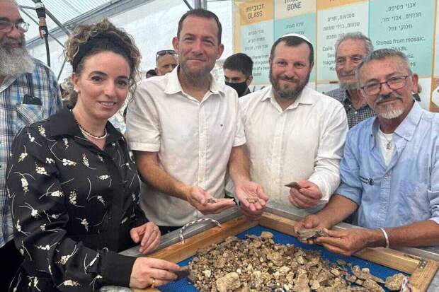 Редкие археологические находки в Древнем Шомроне: египетский скарабей и древние монеты