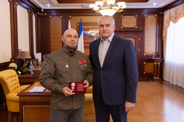 Он был в самом центре событий: Аксёнов наградил фотокорреспондента, освещавшего Крымскую весну