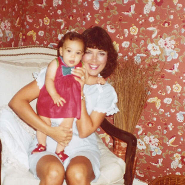 Маленькая Ким Кардашьян с мамой Крис Дженнер