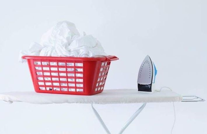 10 ошибок, которые большинство совершают во время глажки одежды