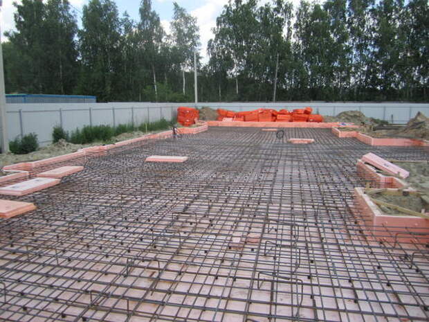 Перед заливкой бетонной смесью плита должна быть армирована стальными прутьями