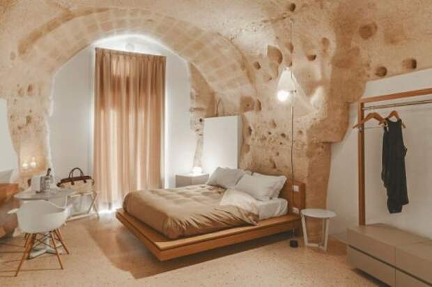 Необычный отель в Италии, высеченный в скале (16 фото)
