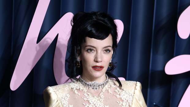 40-летняя певица Лили Аллен в блузе с глубоким декольте пришла на вечеринку