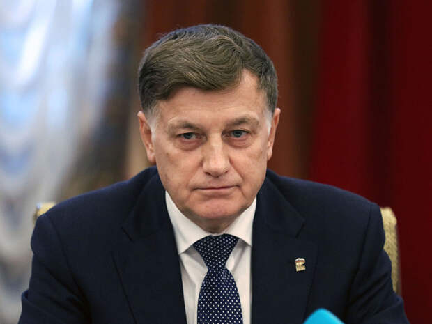 Спикер парламента Петербурга рекомендовал Толстому "включать голову", а депутаты обсудили "мерзкое антисемитское существо"