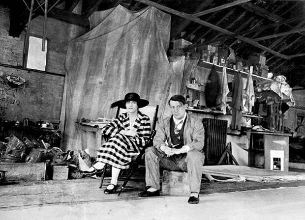 Пабло Пикассо и Ольга Хохлова в студии в Лондоне. Фото, 1919.