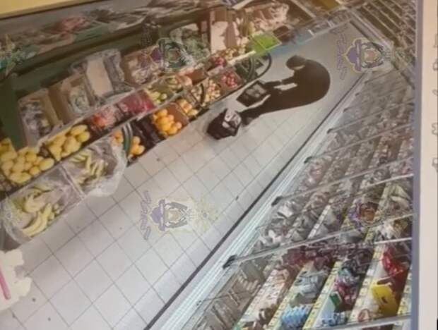 В Малой Вишере клиент зашёл в магазин через разбитое им окно