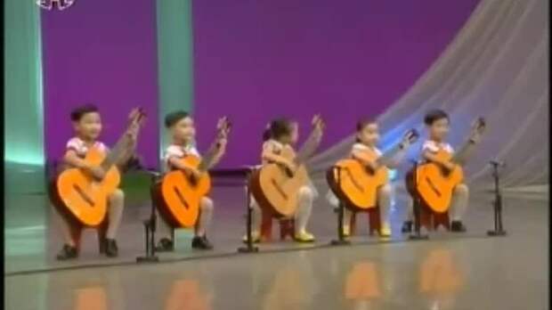 Картинки по запросу Китайские дети играют на гитарах "Мурку"