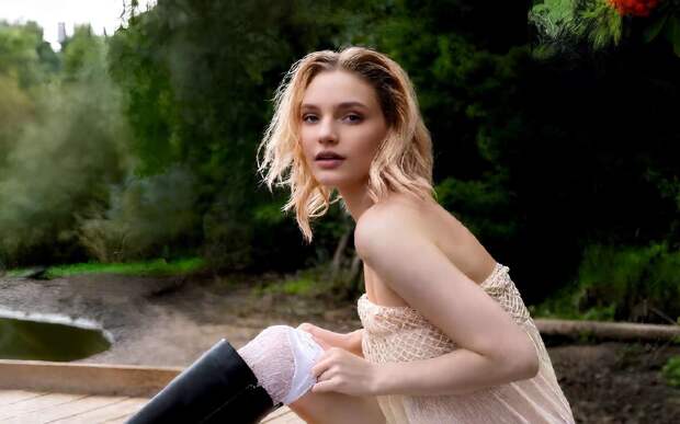 Очаровательные селянки на фоне сказочной природы: вышел новый календарь «Экспедиция»