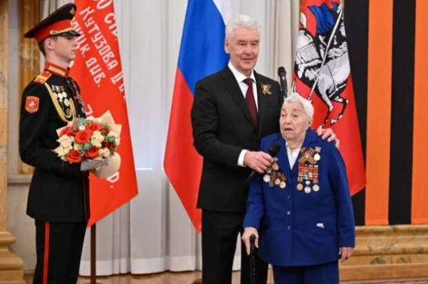 Сергей Собянин вручил ветеранам памятные знаки «85 лет битвы за Москву»