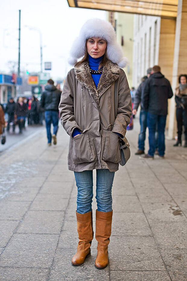 Женщина в парке и меховой шапке. /Фото: fashiontime.ru