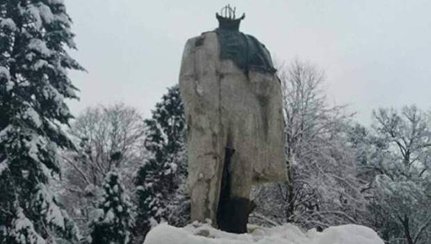 Памятник украинскому поэту Тарасу Шевченко во Львовской области, пострадавший от рук неизвестных. 12 февраля 2018