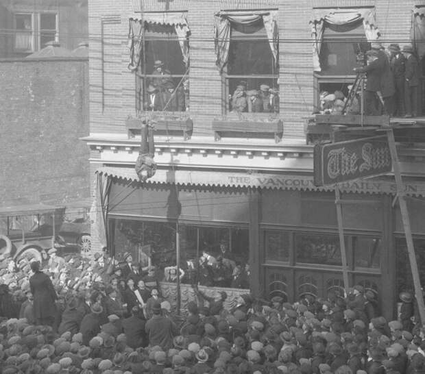 Гарри Гудини развлекает толпу, Ванкувер, 1 марта 1923 года. история, ретро, фото