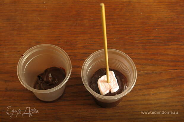 Опускаем зефир на палочке в стаканчик с шоколадом.