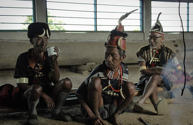 Одежда аборигенов сочетает как современную одежду, так и традиционную. Фото: Wiktor Stadniczenko.
