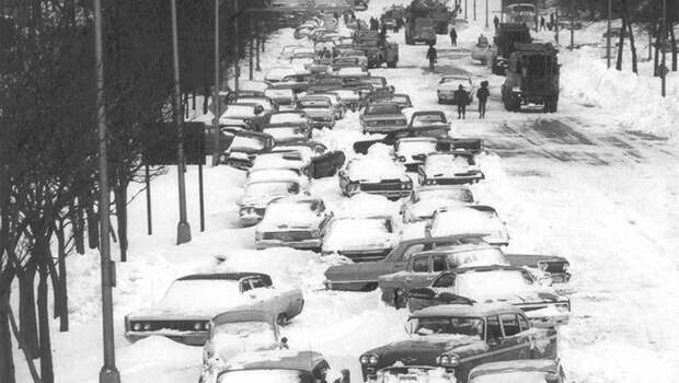 Чикаго, США 1967 — 58 сантиметров снега Этот снегопад запомнился как «Снежная буря 67-го». Он ударил по Среднему Западу США от Мичигана до Индианы. Рекорд по уровню выпавшего за сутки снега был зафиксирован в Чикаго, штат Иллиноис. Всего снежная буря унесла жизни 76 человек, 26 из которых были из Чикаго.