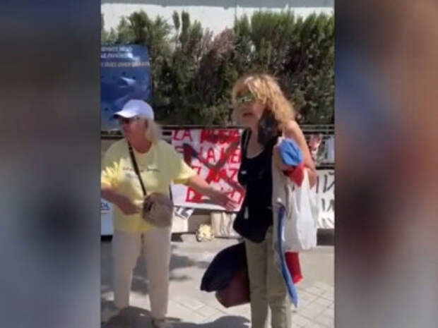 Испанка не позволила украинцам вырвать у неё российский флаг
