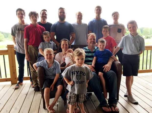 Ура! Наконец-то родилась девочка! У четырнадцати братьев наконец-то появилась сестренка!