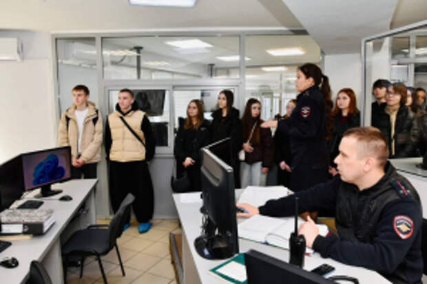 В Чеувашской Республике сотрудники УМВД и представители Общественного совета при ведомстве провели профориентационную встречу с будущими юристами