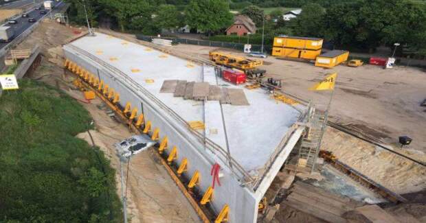У Голландії будівельники за два дні побудували 70–метровий тунель під автомобільною трасою