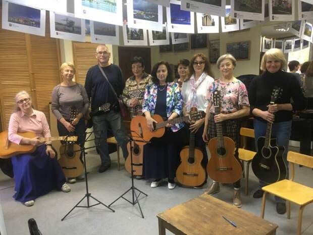 В ЦСО «Аэропорт» обучают пенсионеров игре на гитаре