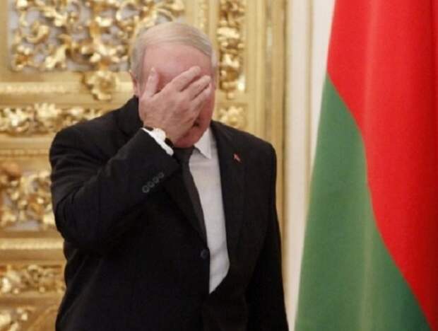 Лукашенко спит стоя закрыли глаза, политики спят, удачный кадр