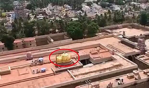 В 2015 году во время строительных работ в храме Ранганатха, который расположен в огромном храмовом комплексе Шрирангам в Индии, была обнаружена и открыта древняя дверь...-8