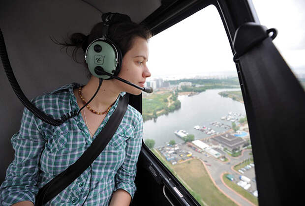 Вертолетное такси в Москве. Пассажир в вертолете компании Heliexpress, занимающейся воздушными перевозками пассажиров и багажа. 