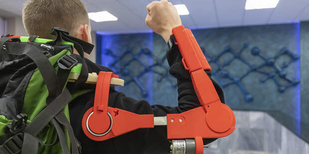 Резидент Особой Экономической Зоны (ОЭЗ) Москвы разработал экзоруку с нейросетевыми алгоритмами управления