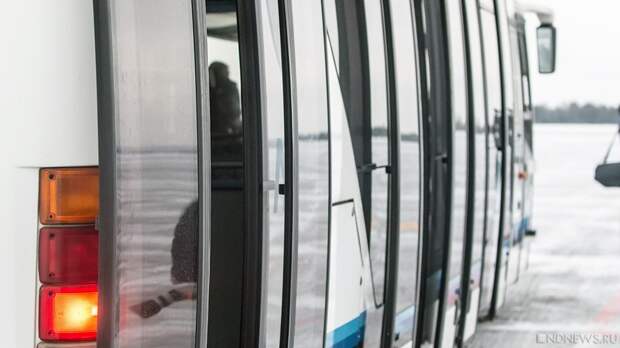 Под Челябинском встал рейсовый автобус из Казахстана в Екатеринбург с 40 пассажирами