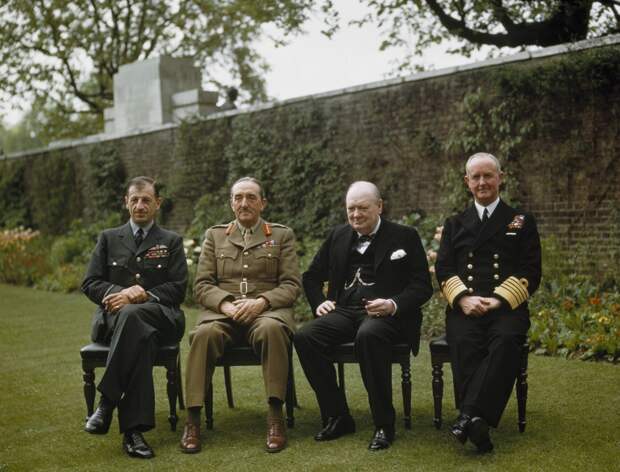 Премьер-министр Уинстон Черчилль со своими начальниками штабов в саду на Даунинг-стрит, 10, Лондон, 7 мая 1945 года