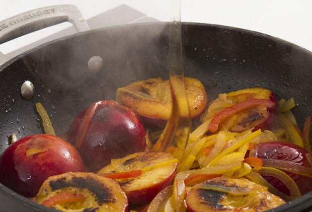 Фото приготовления рецепта: Жареный халуми с перцами и нектаринами - шаг 4