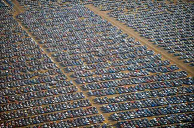 Небольшая часть гигантского автопарка в Испании, где на солнце жарятся десятки тысяч автомобилей. авто, факты