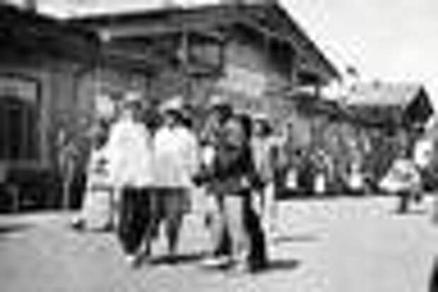Группа китайцев на железнодорожном вокзале Хабаровска в 1899 году. Фото с сайта www.transsib.ru