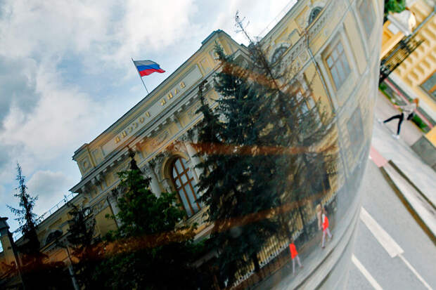 Ключевая ставка ЦБ повысилась до 13%. Как это скажется на россиянах