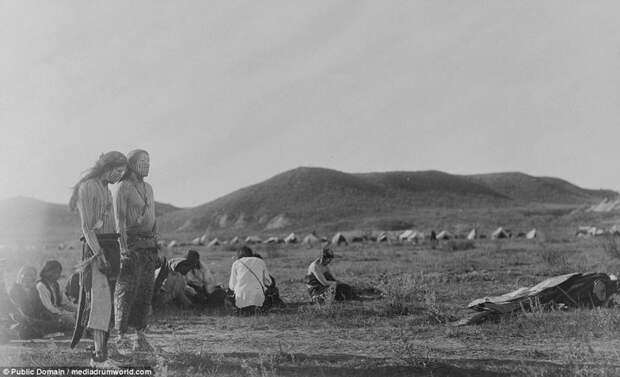 1910, шайенны собрались на традиционной церемонии под названием "Танец солнца" аборигены, индейцы, исторические кадры, история, племена, редкие фото, сша, фото