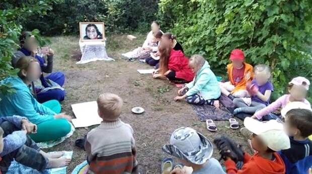 "Делают девочкам яркий макияж и заставляют ублажать мальчиков": москвичи не могут спасти 10-летнюю внучку из самарского ашрама