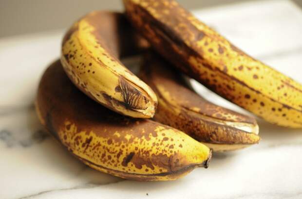 Почерневшие бананы мягче и слаще, чем с желтой кожурой. / Фото: food.inmyroom.ru